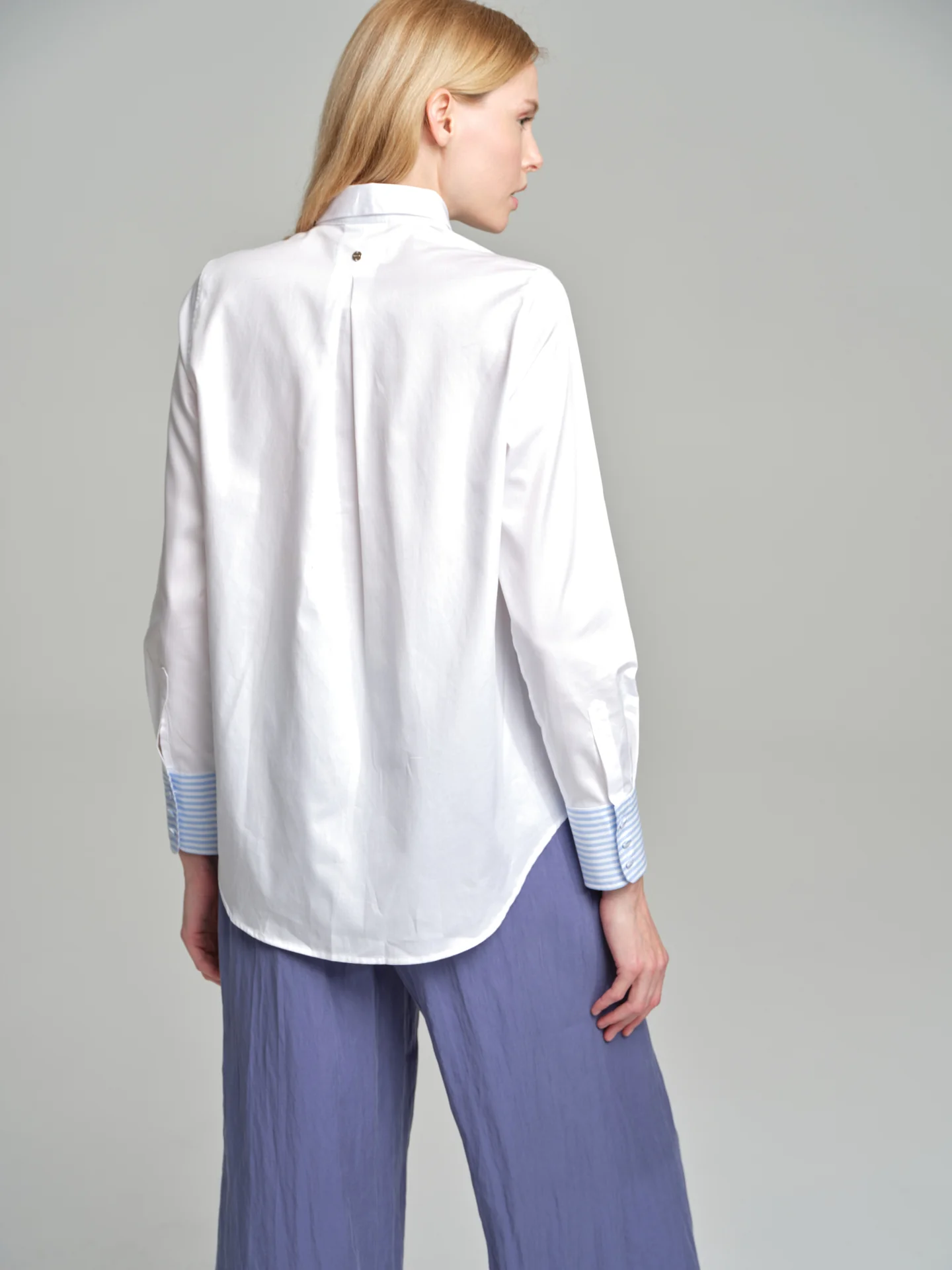Casual loose fit shirt with striped cuffs - Image 4