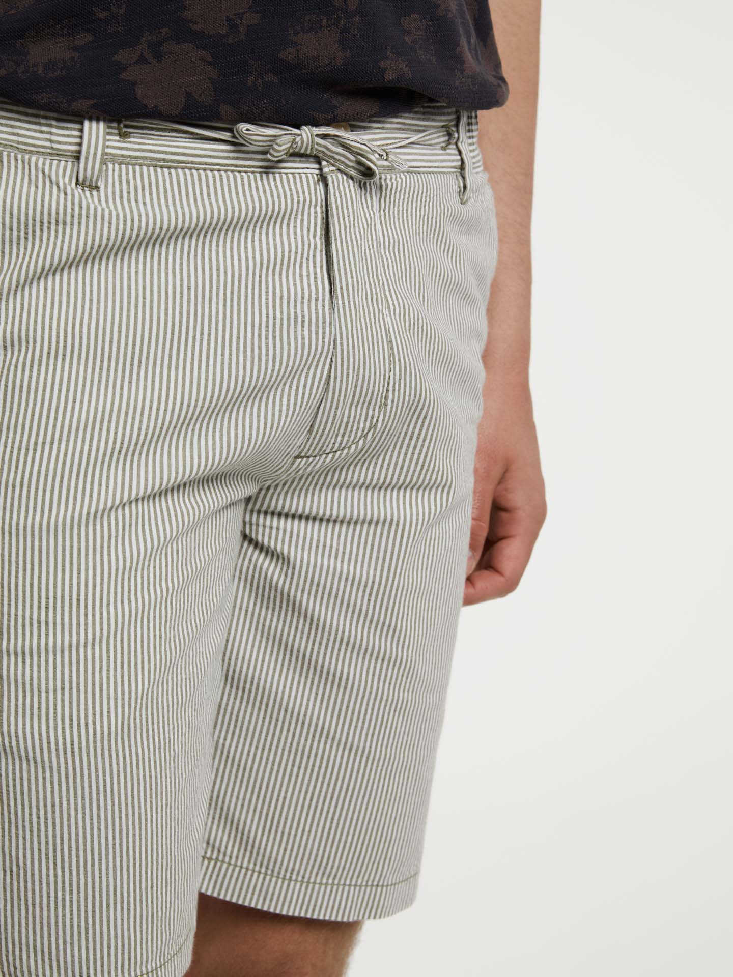Comfort Striped Seersucker Slim Fit Bermuda - Image 5