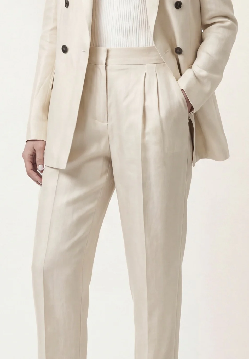 High-Waist Barrel-Leg Trousers In Viscose And Linen Blend - Image 4