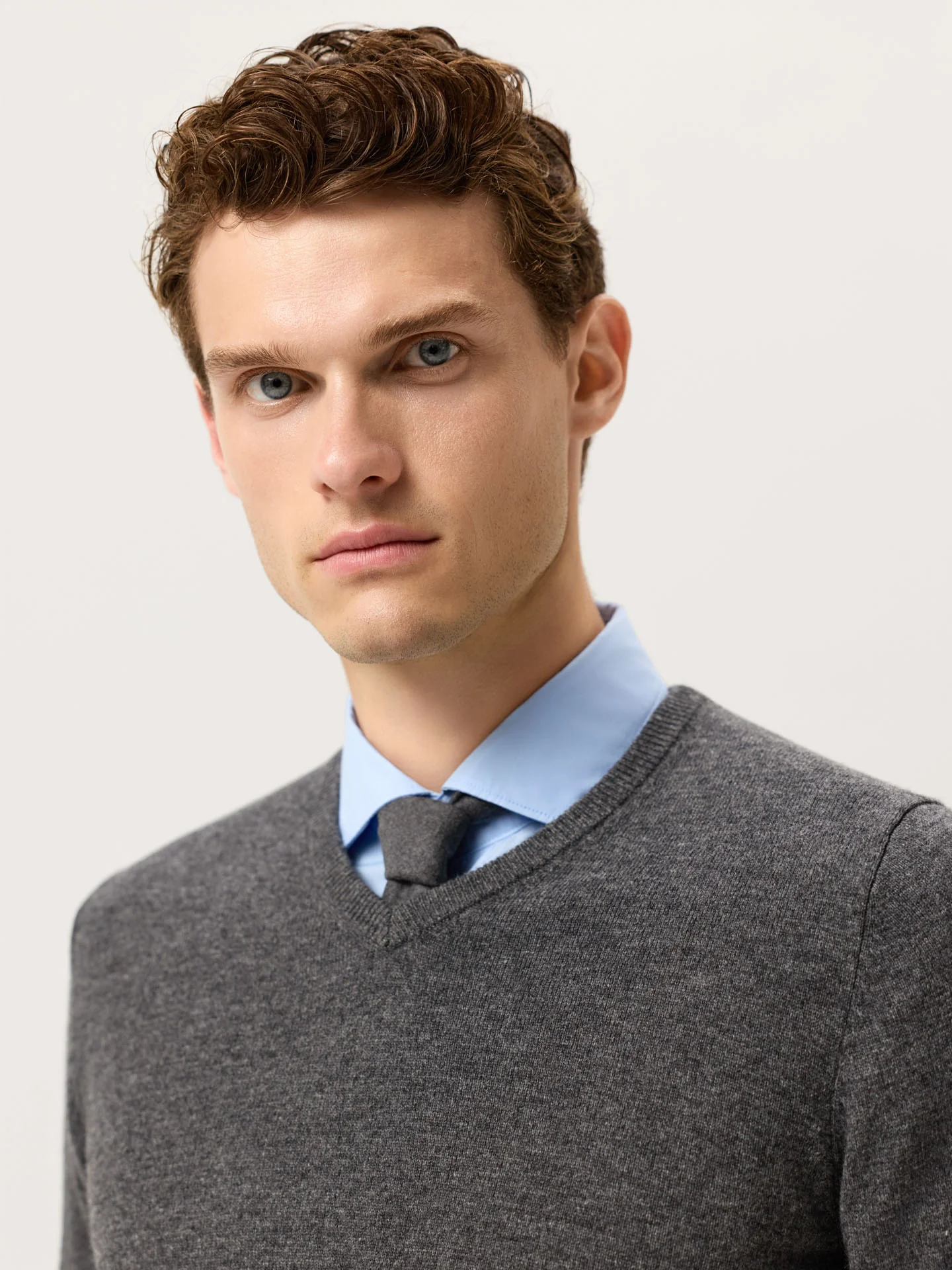 Long Sleeve V-Neck Sweater In Fine Lambswool - Image 15