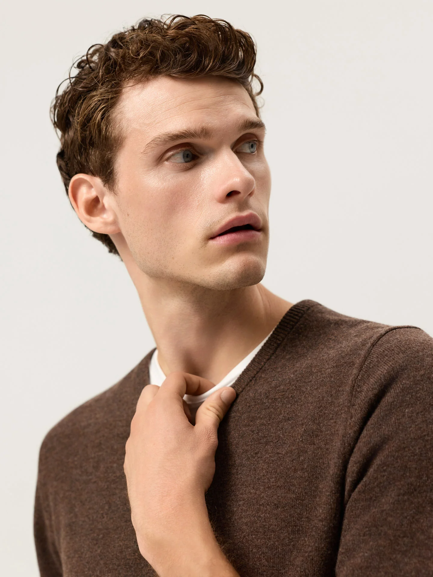 Long Sleeve V-Neck Sweater In Fine Lambswool - Image 2