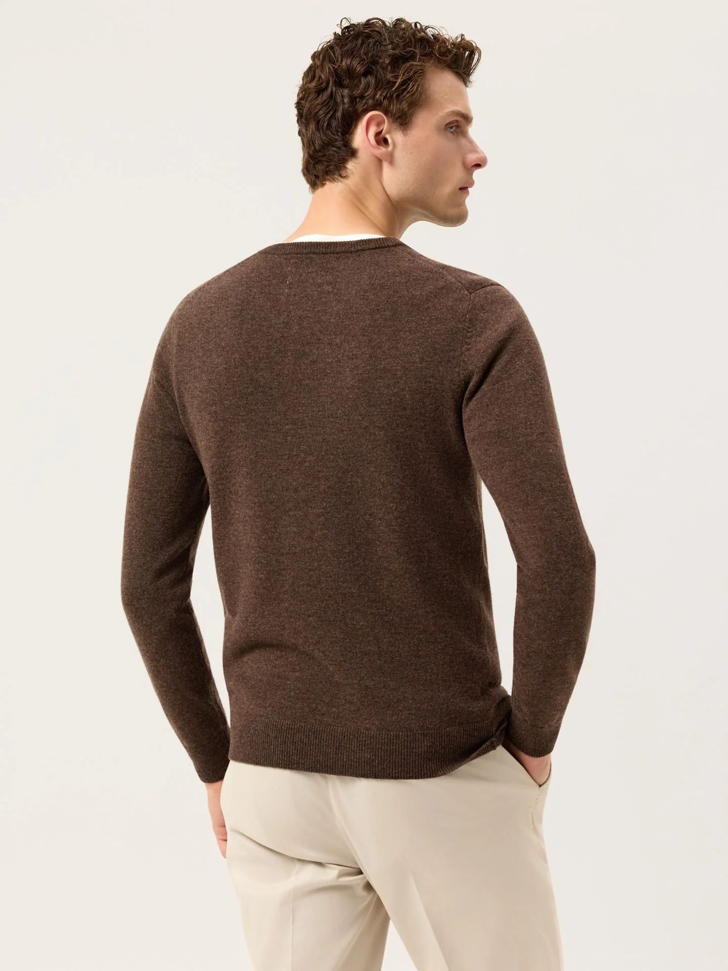 Long Sleeve V-Neck Sweater In Fine Lambswool - Image 4
