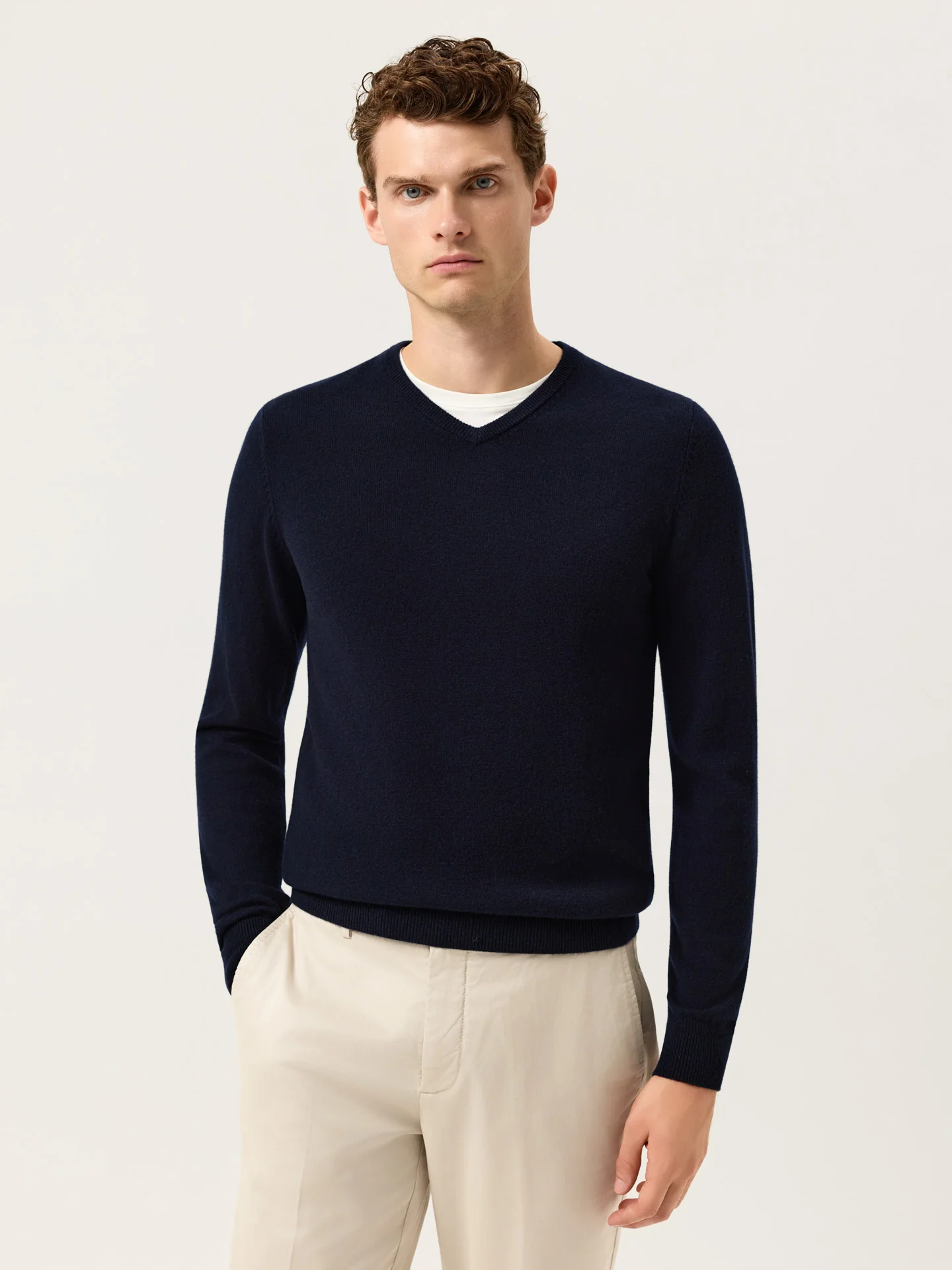 Long Sleeve V-Neck Sweater In Fine Lambswool - Image 7