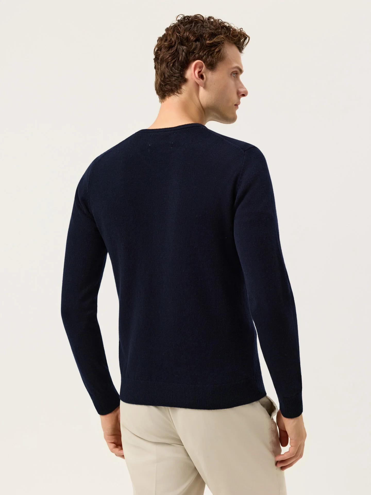 Long Sleeve V-Neck Sweater In Fine Lambswool - Image 8
