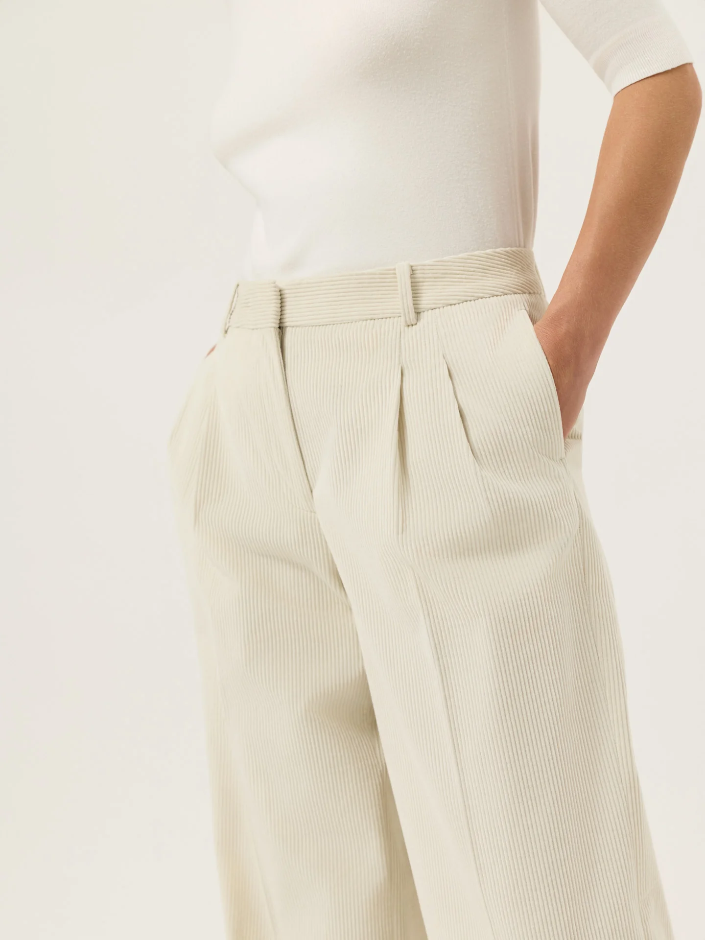 Loose Fit Trousers In 100%Cotton Corduroy With Pleats - Image 2