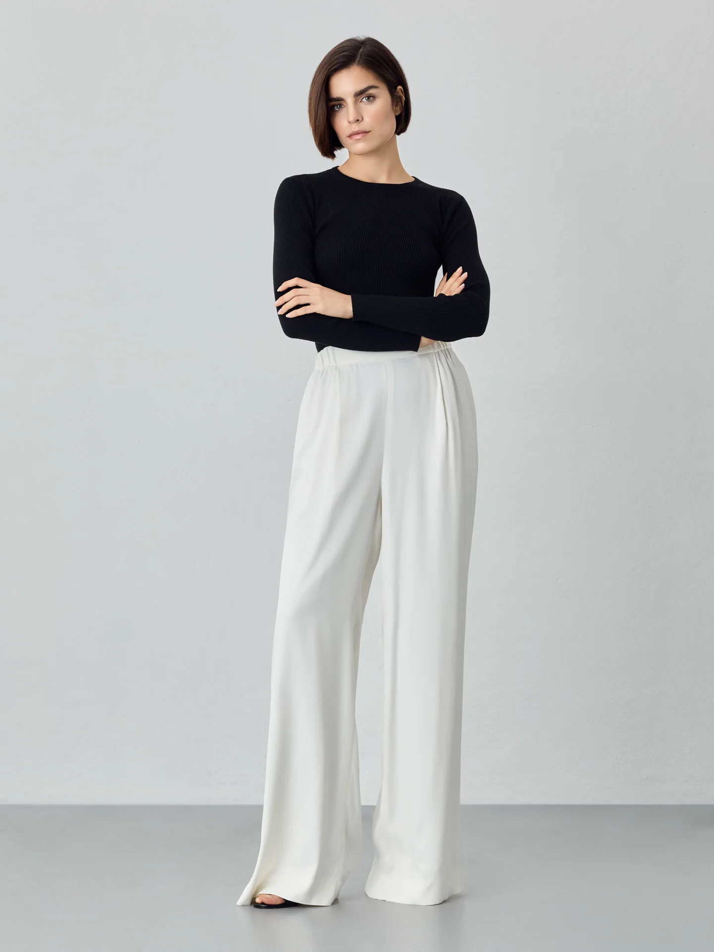 Loose Fit Trousers In Cotton Blend With Elasticated Waistband - Image 4