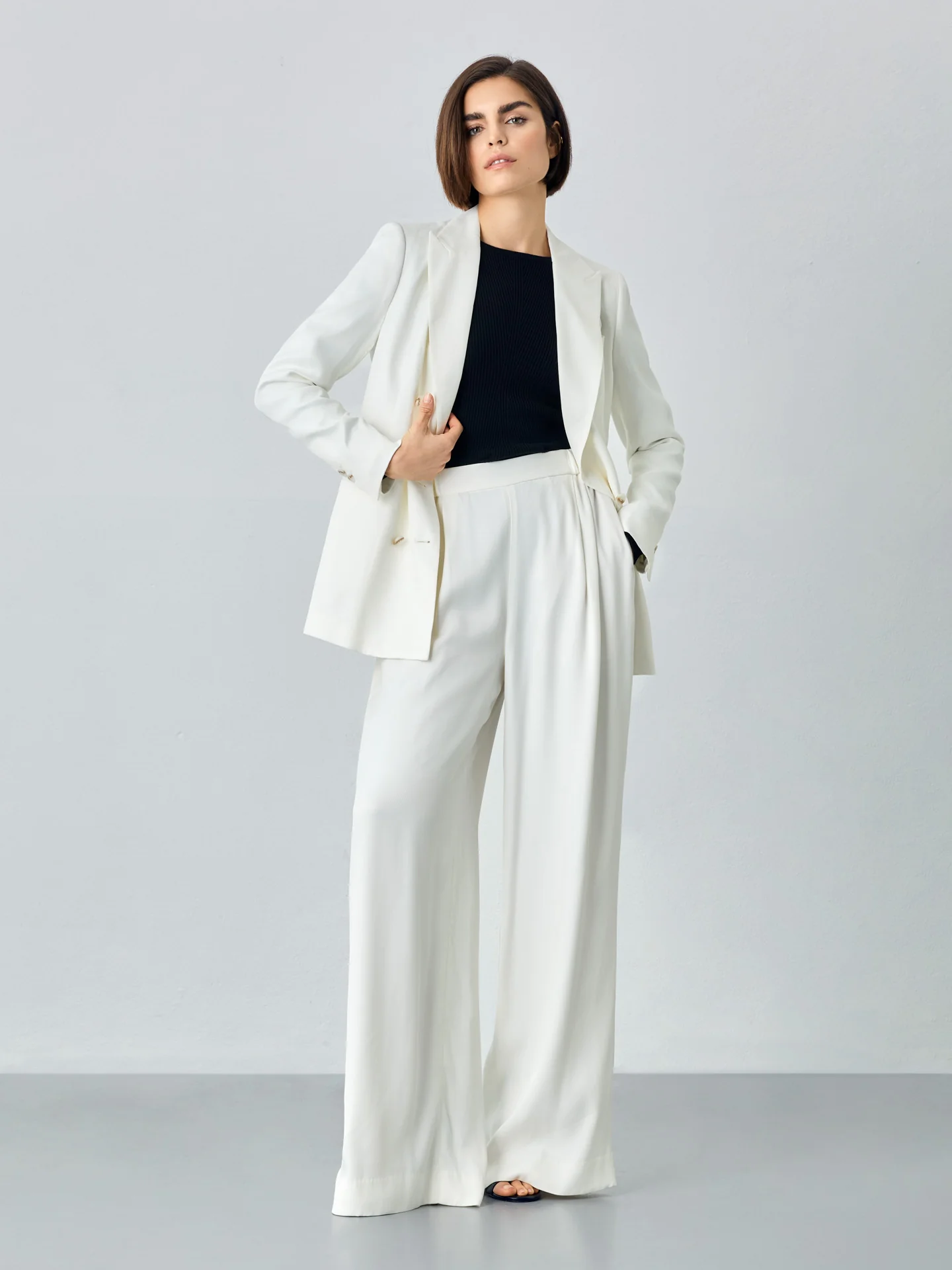 Loose Fit Trousers In Cotton Blend With Elasticated Waistband - Image 6