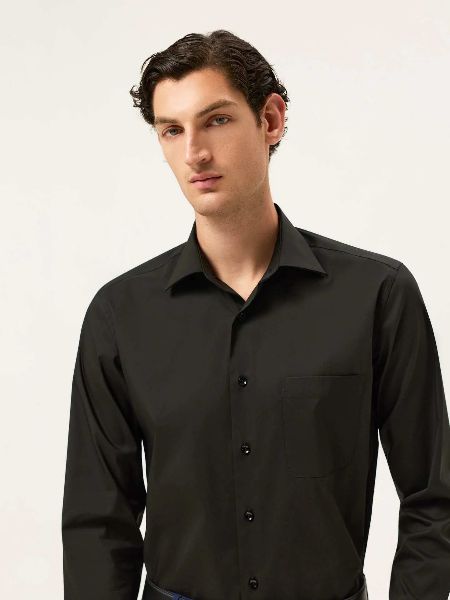 Regular Fit Cotton Stretch Travel Shirt With Oxford Collar and Chest Pocket. - Image 2