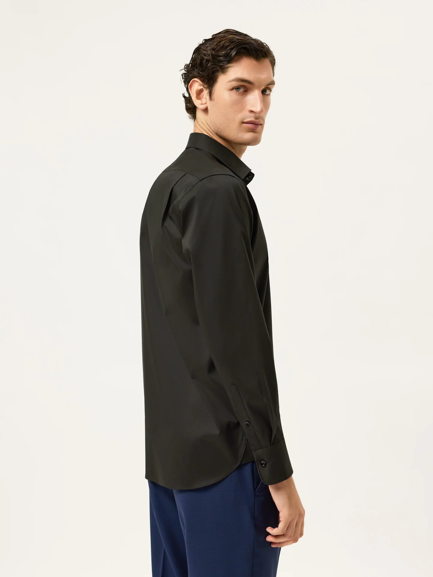 Regular Fit Cotton Stretch Travel Shirt With Oxford Collar and Chest Pocket. - Image 3